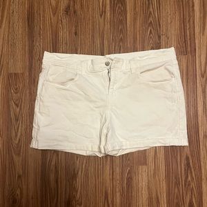 Old Navy Women’s midi White Shorts, Size 16